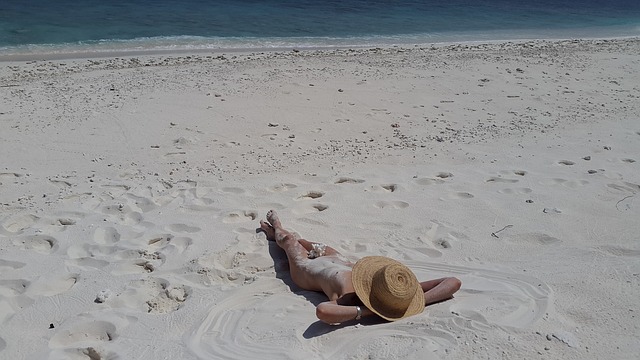 nahá žena na pláži