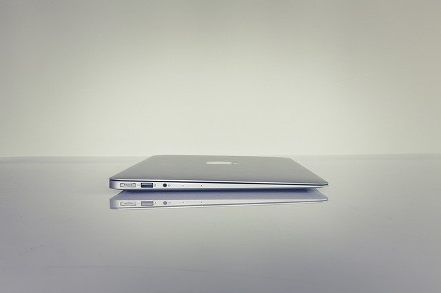 zavřený šedivý macbook