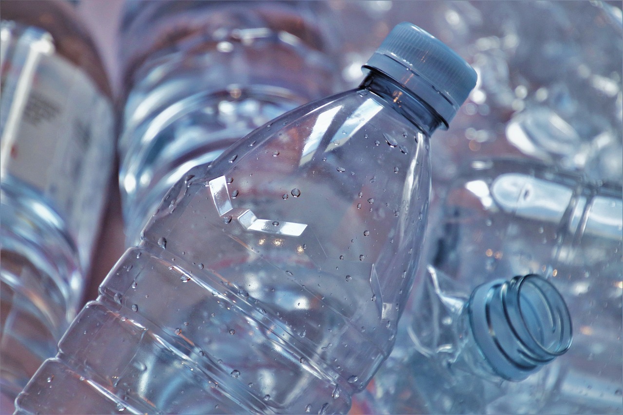 Plastové láhve.